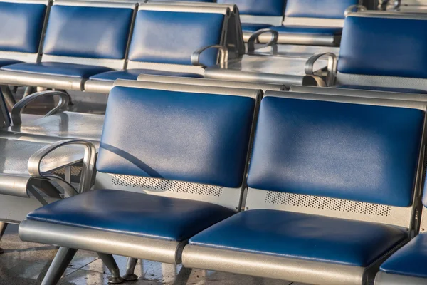 Chaises d'aéroport pour attendre le vol, plan fermé — Photo