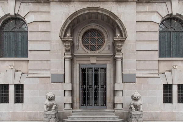 Západní styl vládní budova brány s čínskými imperiální lio — Stock fotografie