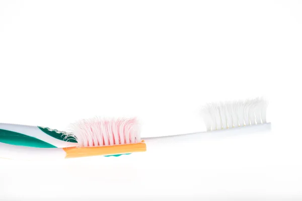 Escova de dentes desgastada de duas cores no fundo branco isolado — Fotografia de Stock