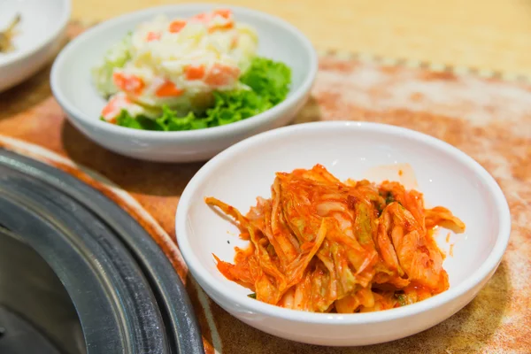 Kimchi korea makanan di atas meja di samping kompor barbekyu — Stok Foto