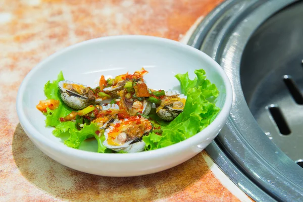 Cockle servi avec sauce kimchi appel de légumes mélangés "Kkomakjim " — Photo