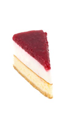 Beyaz arka planda izole çilekli cheesecake