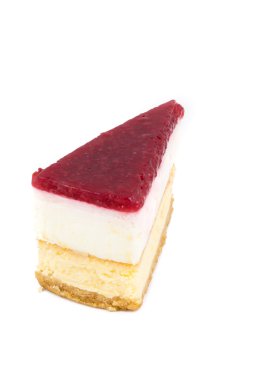 Beyaz arka planda izole çilekli cheesecake