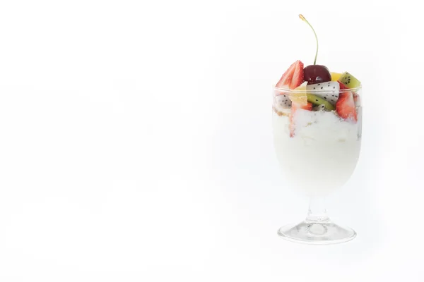 Yaourt avec salade de fruits frais sur le dessus dans du verre à vin et des baies , — Photo