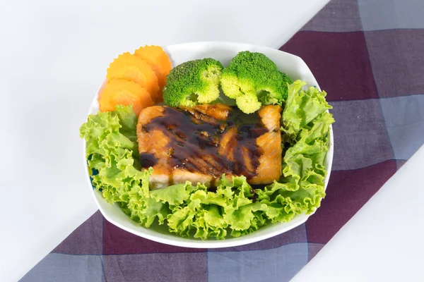 Salmon panggang dengan saus Teriyaki dan brokoli uap — Stok Foto