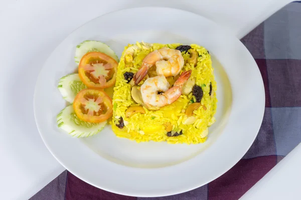 Garnished Yellow Fried Rice with shrimps — Stock Photo, Image