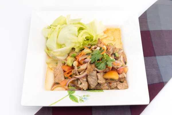 Hovězí salát s pikantní dresink, thajské volat "yum neua" — Stock fotografie