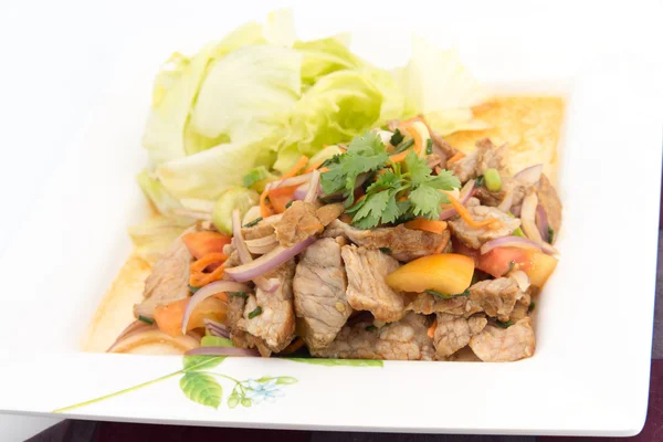 Salad sapi dengan saus juicy, thai panggilan "Yum Neua " — Stok Foto