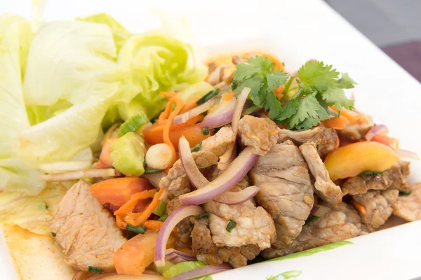 Salad sapi dengan saus juicy, thai panggilan "Yum Neua " — Stok Foto