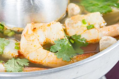Baharatlı ve ekşi karides tom yum
