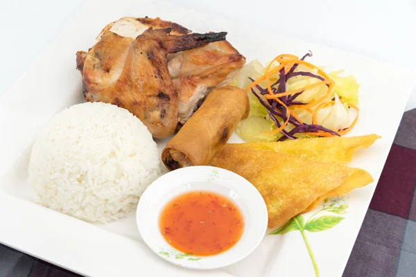 Ayam panggang dengan nasi uap. — Stok Foto