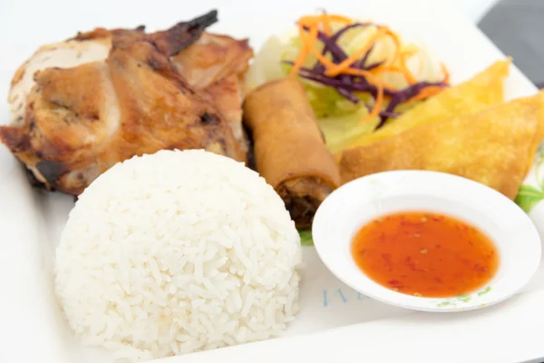 BBQ kyckling med ånga ris — Stockfoto