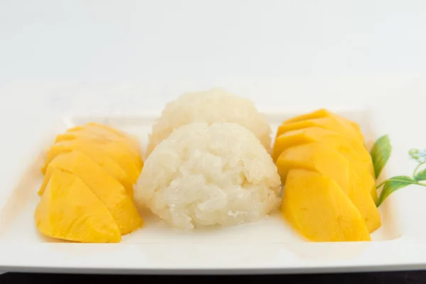 Süße klebrige Reiskokosmilch mit frischer Mango — Stockfoto