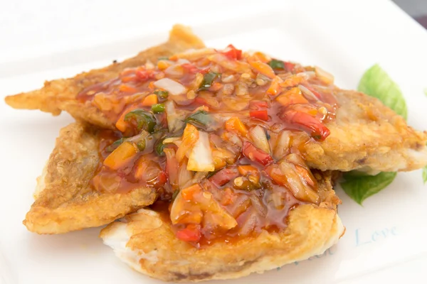 Φιλέτο ψαριού με τρεις γεύση πικάντικη σάλτσα — Φωτογραφία Αρχείου