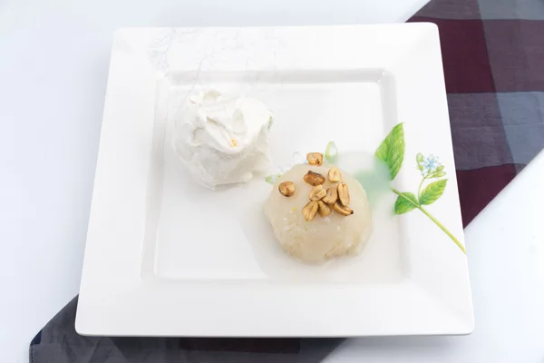 Klebriger Reis mit Kokosmilch obendrauf und Bohne mit Eis — Stockfoto