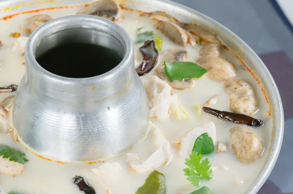 Spicy coconut soup with chicken. thai call "Tom Kha" — Stock Photo, Image