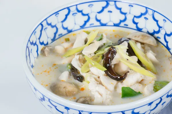 Spicy coconut soup with chicken. thai call "Tom Kha" — Stock Photo, Image