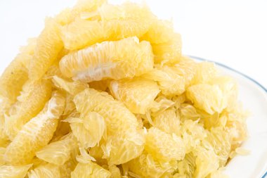 Piramit şeklinde çanak pomelo dilimleri