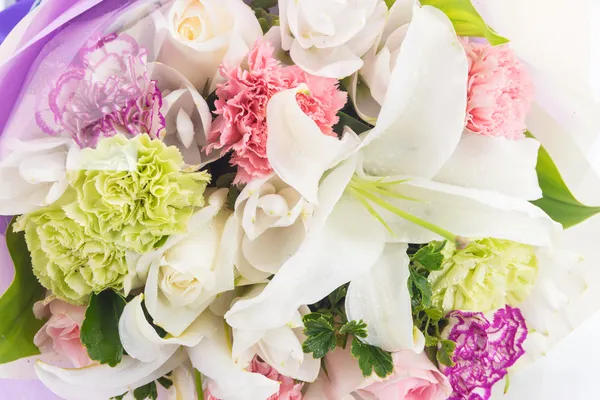 白に隔離された花の花束 — ストック写真