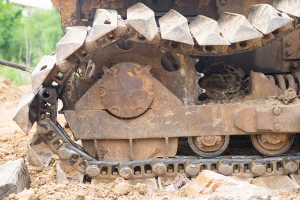 Komprimera bulldozer hjulet på land efter fastställande av — Stockfoto