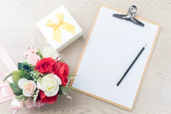 Wooden Clipboard attach planning paper with pencil beside rose b — Stock Photo, Image