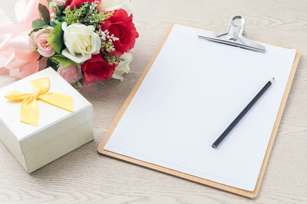 Wooden Clipboard attach planning paper with pencil beside rose b — Stock Photo, Image