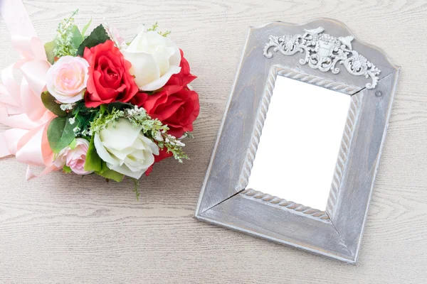 Wooden frame with white space beside rose bouquet — Stock Photo, Image
