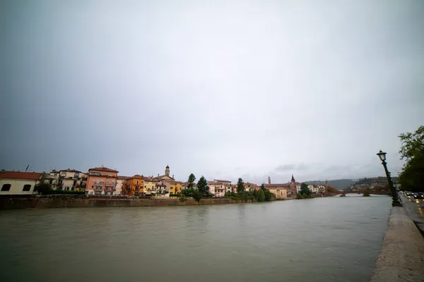 Rio Aldige Med Moln Verona Italien — Stockfoto