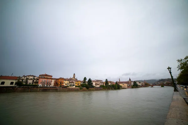 Verona İtalya 'da bulutlu Rio ALdige