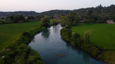 İtalya 'da Verona yakınlarındaki Borghetto Sul Mincio nehri.