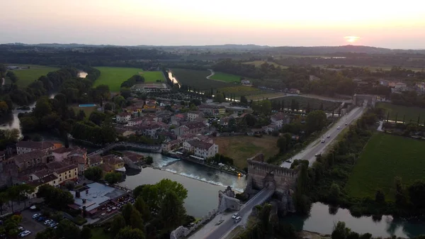 İtalya 'da Verona yakınlarındaki Borghetto Sul Mincio şehrinde günbatımı