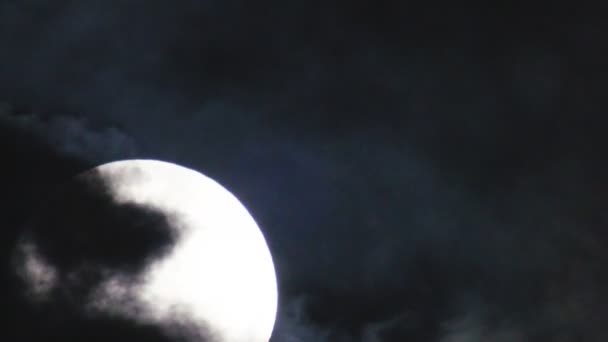 Volle maan stijgt op een bewolkte spooky night — Stockvideo