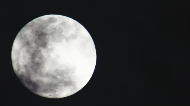 Luna piena in una notte nuvolosa . — Video Stock