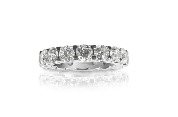 Hermosa boda anillo de aniversario de la banda de diamantes — Foto de Stock