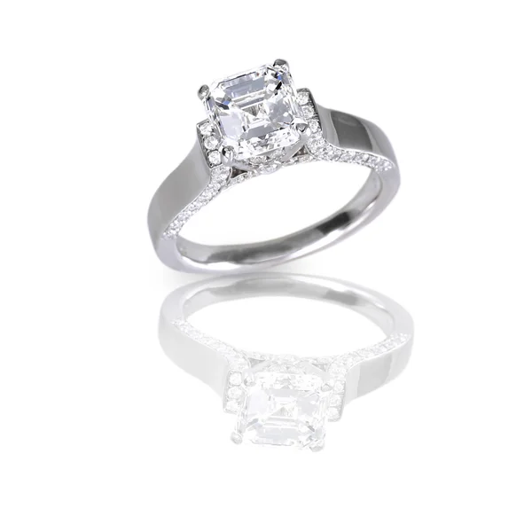 Ascher gesneden solitaire diamond set engagement of trouwring — Stockfoto