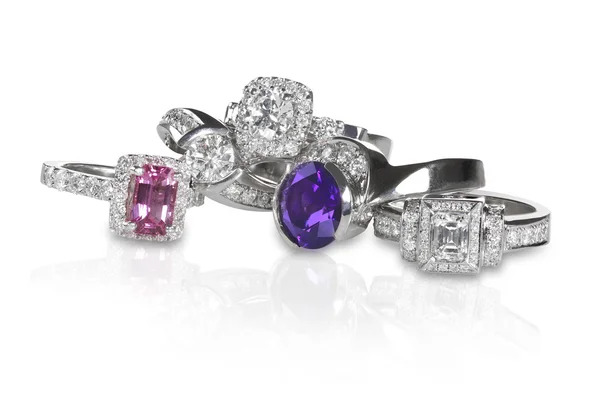 Agrupamento pilha de anéis de noivado de casamento de diamante — Fotografia de Stock