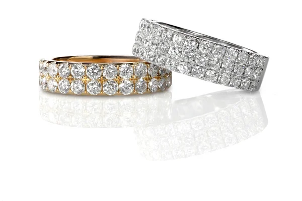 Bir yığın elmas evlilik nişanı yüzüğü. — Stok fotoğraf
