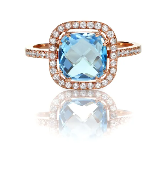Hermoso anillo de halo de oro rosa de topacio azul y diamante Fotos De Stock Sin Royalties Gratis