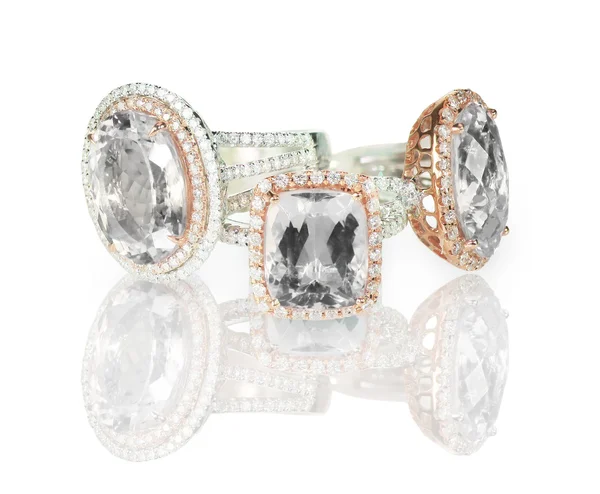 Pila de racimo de anillos de compromiso de boda de diamantes Imagen De Stock