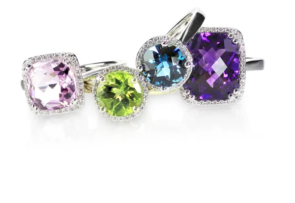 Pila de racimo de anillos de compromiso de boda de diamantes Imágenes De Stock Sin Royalties Gratis