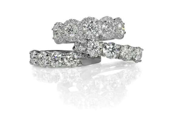 Agrupamento pilha de anéis de noivado de casamento de diamante Fotografias De Stock Royalty-Free
