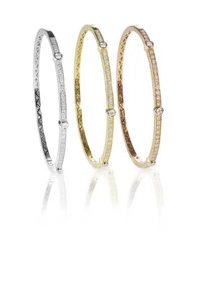 Ensemble de trois bracelets de bracelet en diamant en or coloré debout upri — Photo