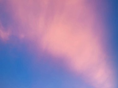 Akşam gökyüzü pembe parlıyor