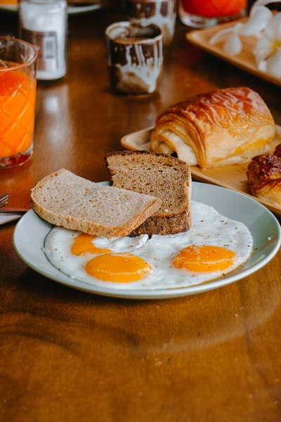 Tahta Masada Kahvaltı Için Kızarmış Yumurta Ekmek — Stok fotoğraf