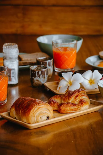 Pain Croissants Dans Plateau Avec Jus Fruits Arrière Plan — Photo