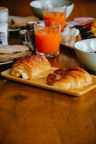 Roti Dan Croissant Nampan Dengan Jus Buah Yang Diletakkan Latar — Stok Foto