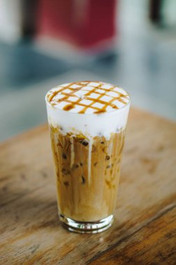 Karamelli kahve macchiato ve köpüklü süt..