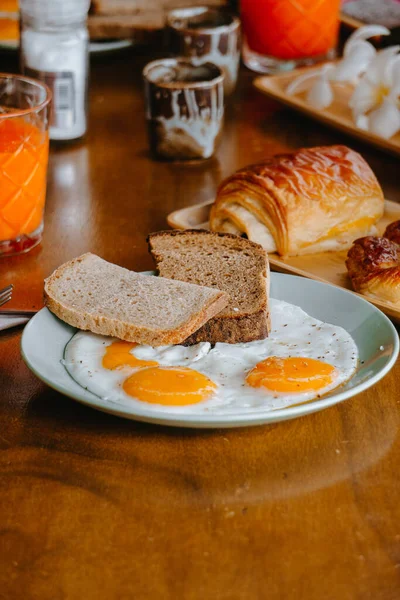 Huevos Fritos Pan Plato Blanco Para Desayuno Mesa Madera — Foto de Stock