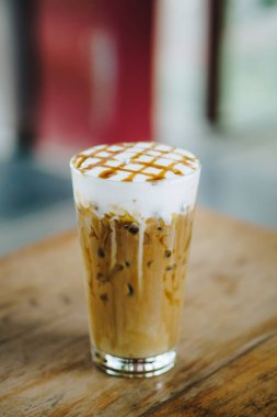 Karamelli kahve macchiato ve köpüklü süt..