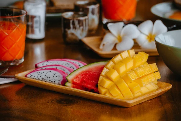 盘子里的水果有龙果 西瓜和果汁 — 图库照片